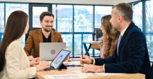 Contador ajudando na tomada de decisões durante reunião empresarial