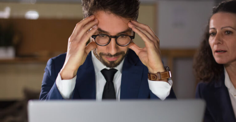 Empresário preocupado com erros na gestão fiscal