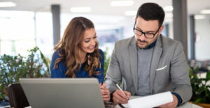 Empresários analisando o regime tributário ideal para a empresa com apoio contábil especializado