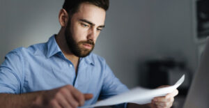 Empresário analisando documentos para identificar excessos tributários